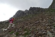 62 Su per il ghiaione di sfasciumi